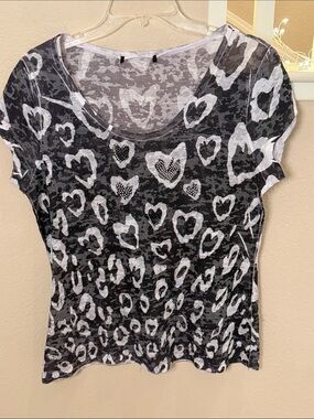 Twisted Heart Burnout Women’s Black & White Heart Print Tee